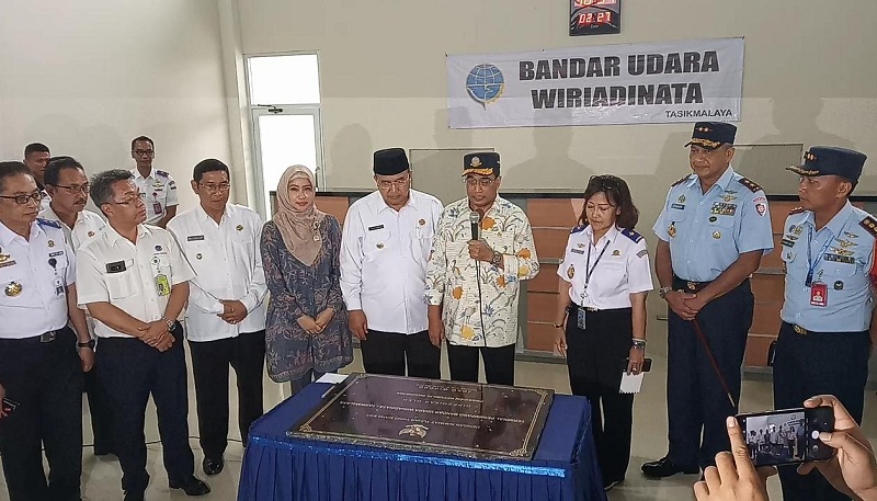 Menhub meresmikan terminal bandara Wiriadinata