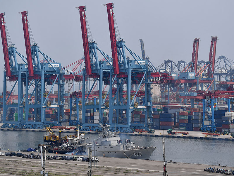 Suasana bongkar muat peti kemas di Pelabuhan Tanjung Priok, Jakarta Utara, Selasa (18/12/2018)