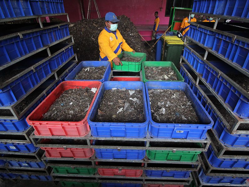 LARVA SERANGGA: Pekerja menyiapkan larva serangga (black soldier fly) untuk diberi makan dengan olahan sampah organik di tempat pembuangan sampah, Jambangan, Surabaya, Jawa Timur, beberapa waktu lalu.