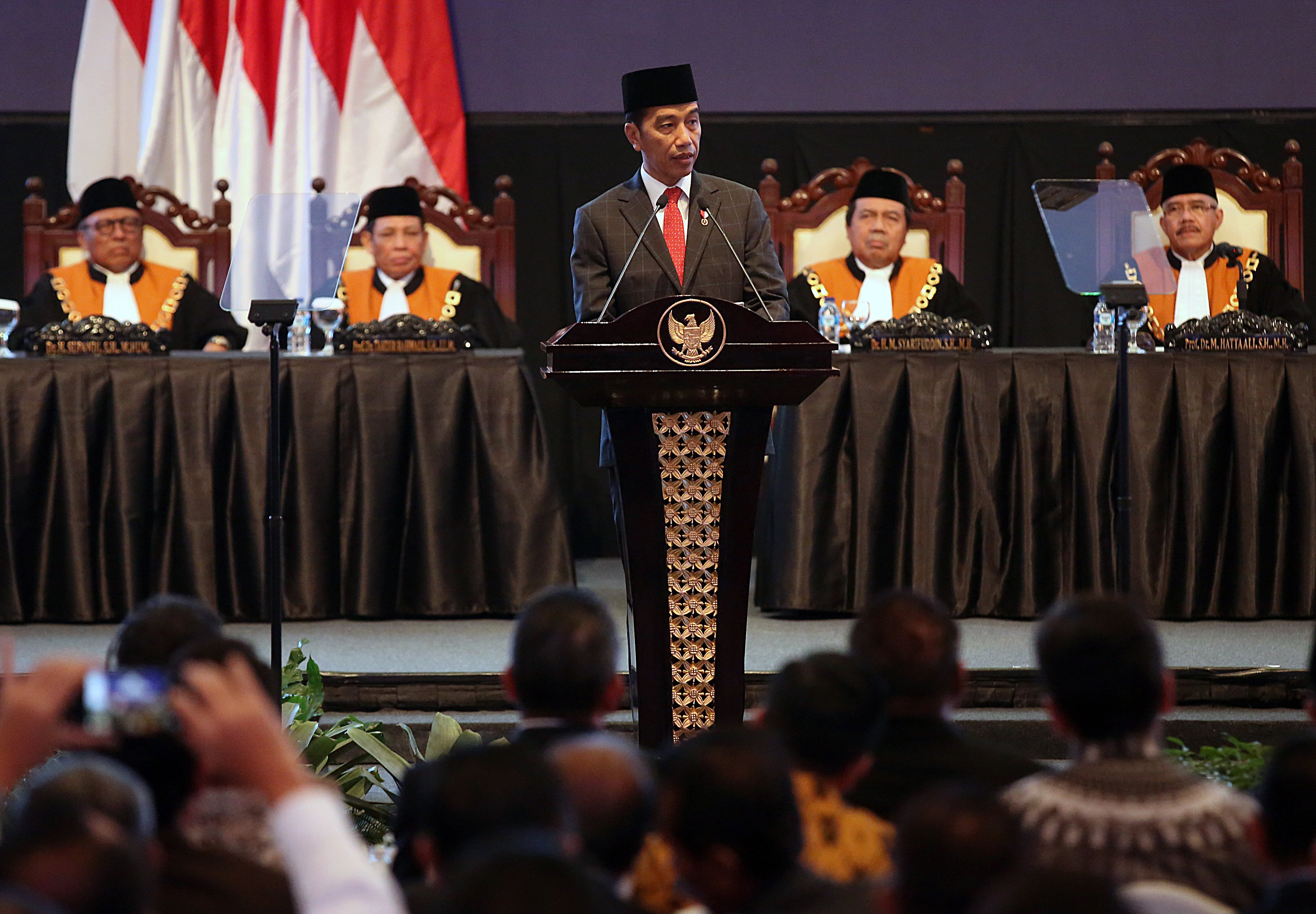 LAPORAN TAHUNAN MA 2018: Presiden Joko Widodo menyampaikan sambutan saat menghadiri Sidang Pleno Istimewa Laporan Tahunan Mahkamah Agung Tahun 2018, di JCC, Jakarta, Rabu (27/2/2019). Laporan Tahunan MA tersebut ÒEra Baru Peradilan Modern Berbasis Teknolog