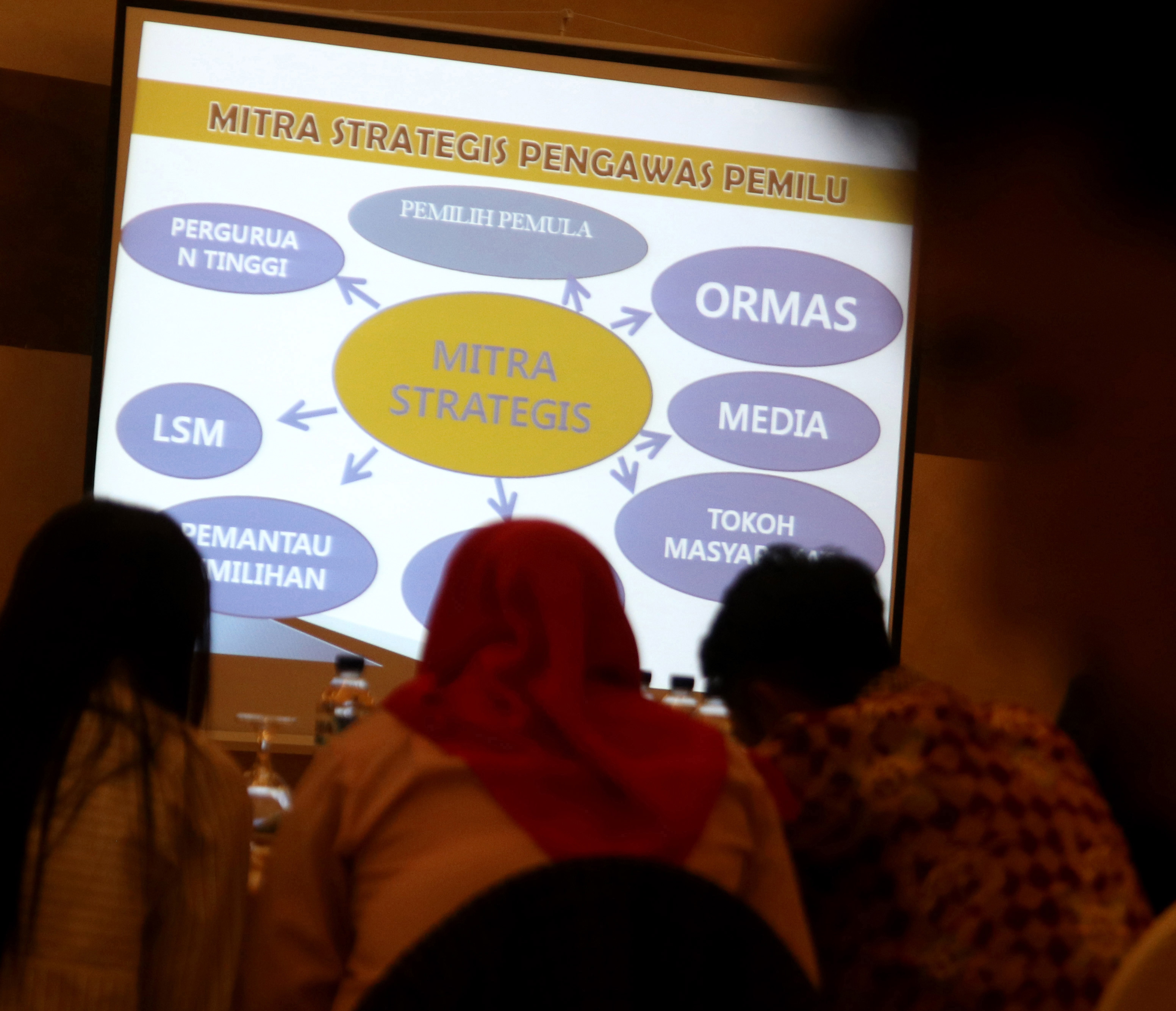 SOSIALISASI BAWASLU KEPADA JURNALIS: Sejumlah jurnalis menyimak materi yang disampaikan komisioner Badan Pengawas Pemilihan Umum (Bawaslu) saat kegiatan bertajuk 'Peran Media Dalam Berpartisipasi Pada Pengawasan Pemilu 2019' di Kota Kediri, Jawa Timur, Sab