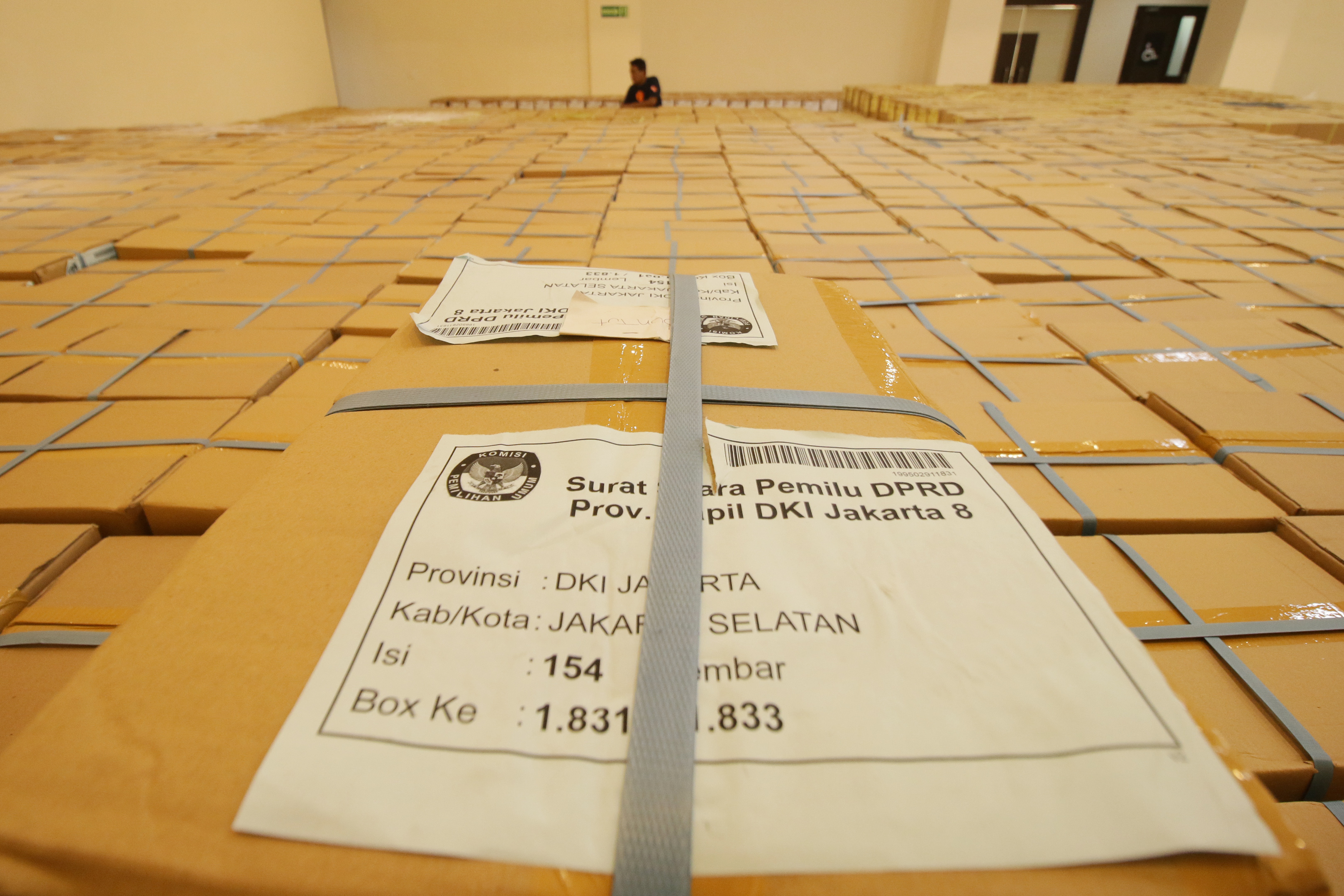 Petugas merapikan tumpukan surat suara Pemilu 2019 di gudang logistik KPUD Jakarta Selatan, kemarin. KPU mengklaim telah mencetak sebanyak 360 juta lebih surat suara untuk Pemilu 2019.