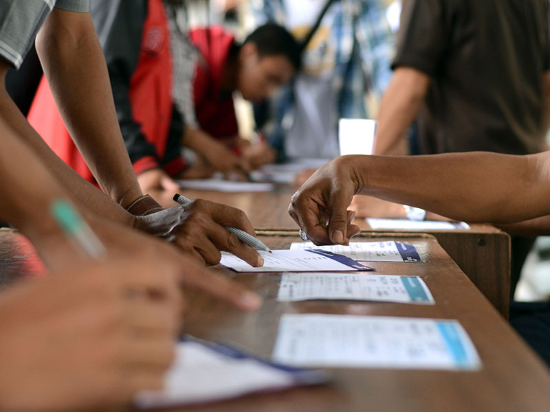 PENDAFTARAN SBMPTN: Calon mahasiswa baru mengisi formulir pembayaran biaya pendaftaran melalui jalur Seleksi Bersama Masuk Perguruan Tinggi Negeri (SBMPTN) di Bank Mandiri kampus Universitas Hasanuddin, Makassar, Sulsel, Senin (13/5)