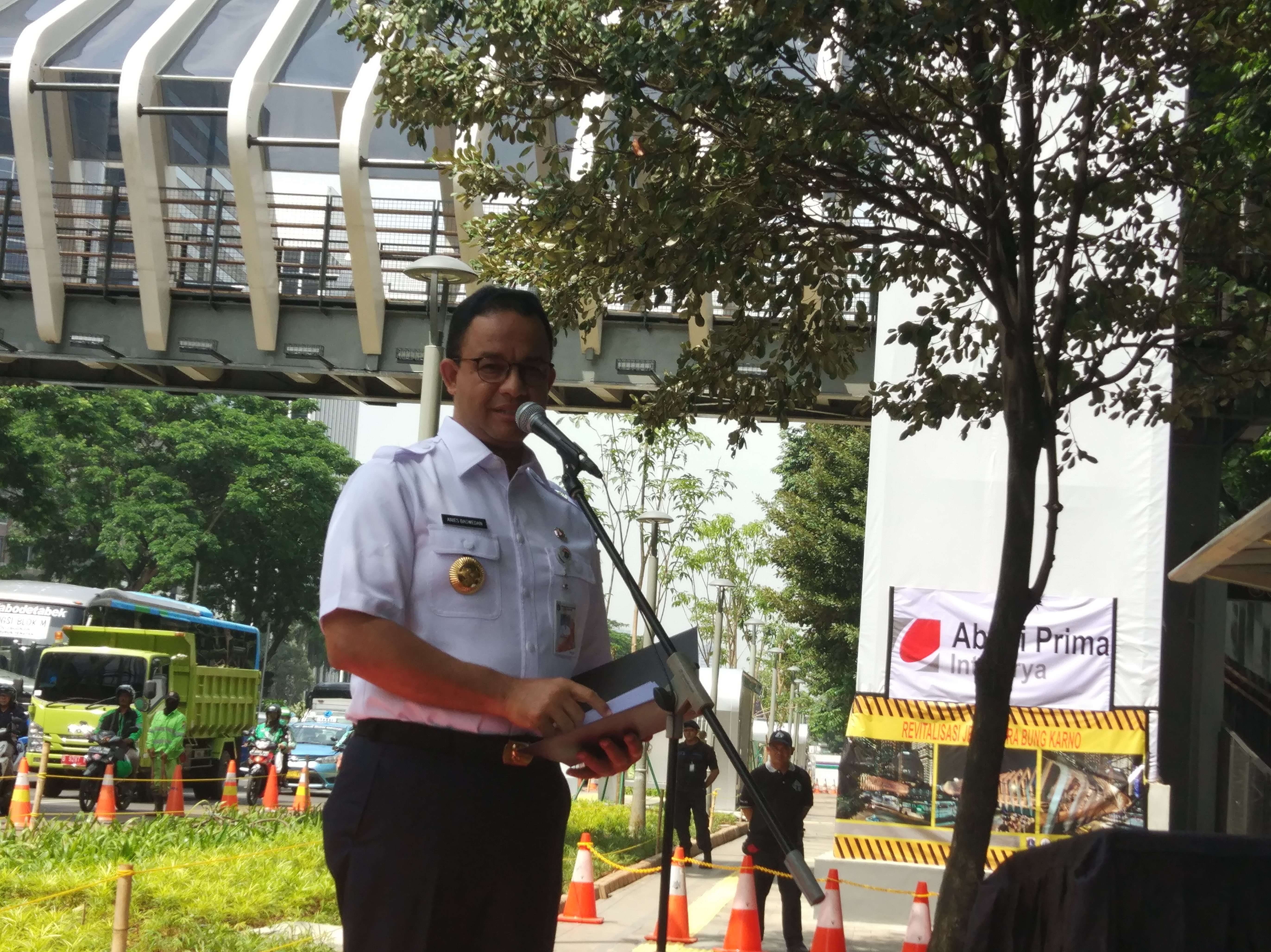 Gubernur DKI Jakarta Anies Baswedan meresmikan tiga unit JPO di Jalan Jenderal Sudirman yakni JPO Bundaran Senayan, JPO GBK, JPO Polda Metro Jaya, Kamis (28/2).