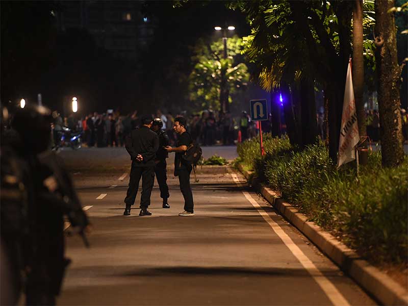 Petugas kepolisian berjaga seusai terdengar ledakan di kawasan parkir timur Senayan, Jakarta, Minggu (17/2/2019).