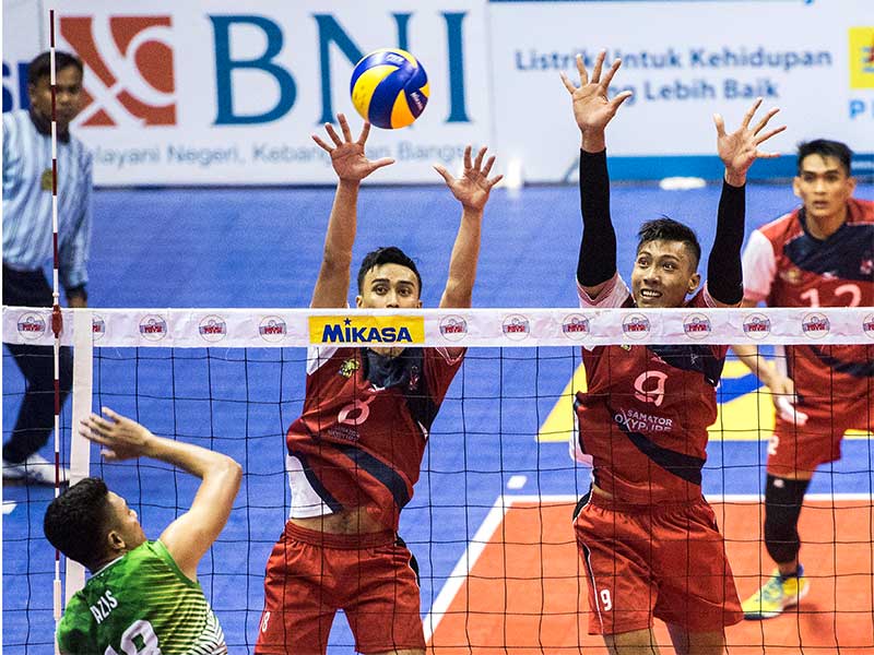 Pebola voli putra Surabaya Bhayangkara Samator Nizar Julfikar (kedua kiri) dan Yuda Mardiansyah Putra (kedua kanan) berusaha menahan smes pebola voli putra Bekasi BVN Aziz Susilanto (kiri) saat pertandingan Proliga 2018 seri III putaran kedua di GOR C'Tra 