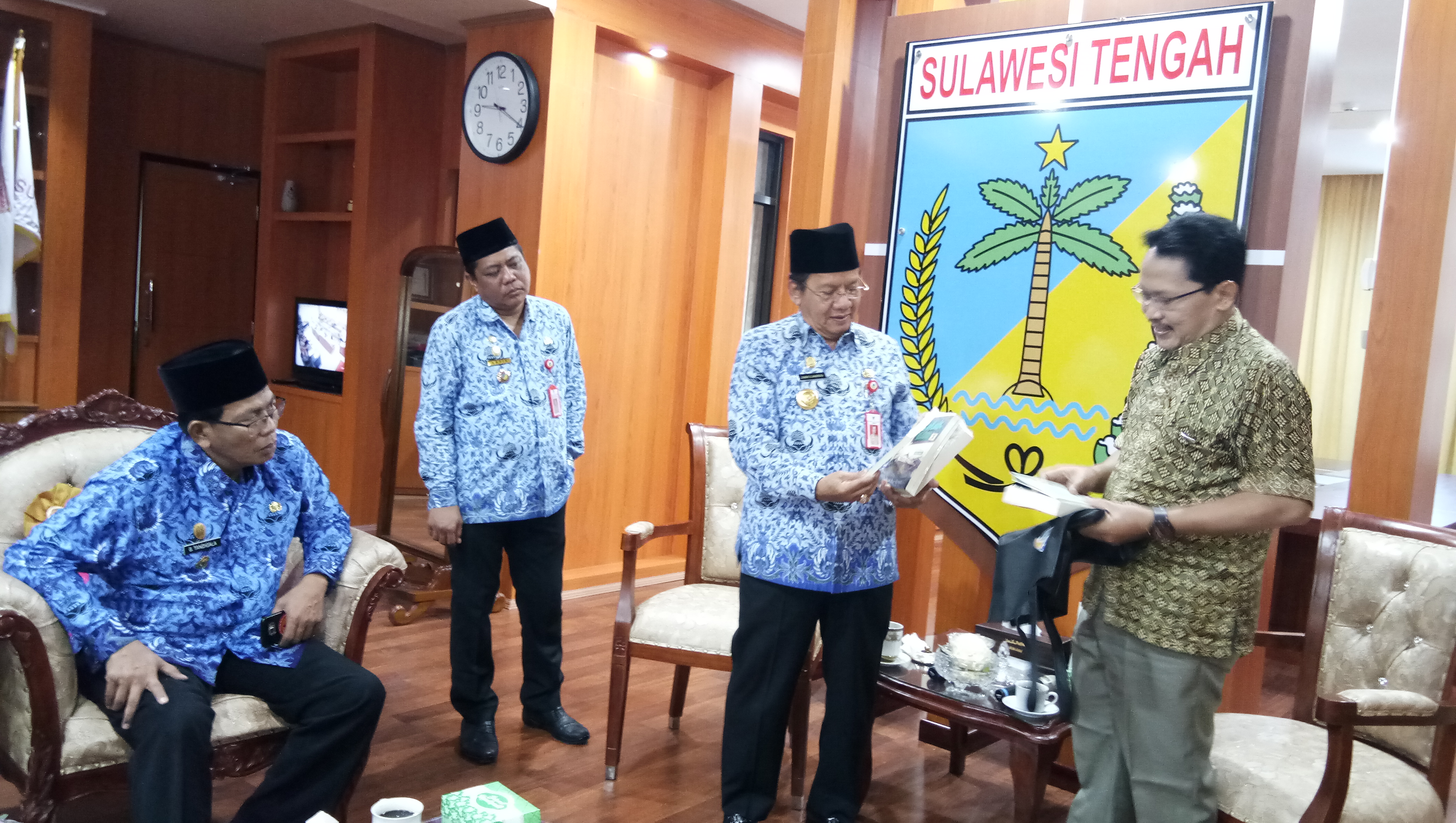 MEDIA GRUP AKAN BANGUNG SEKOLAH TERPADU DI SULTENG: Direktur Pendidikan Yayasan Sukma Ahmad Baedowi bertemu Gubernur Sulteng Longki Djangola dan jajaran pemerintahan di Kantor Gubernur Sulawesi Tengah, Senin (18/2). Media Group Akan Bangun Sekolah Terpadu 