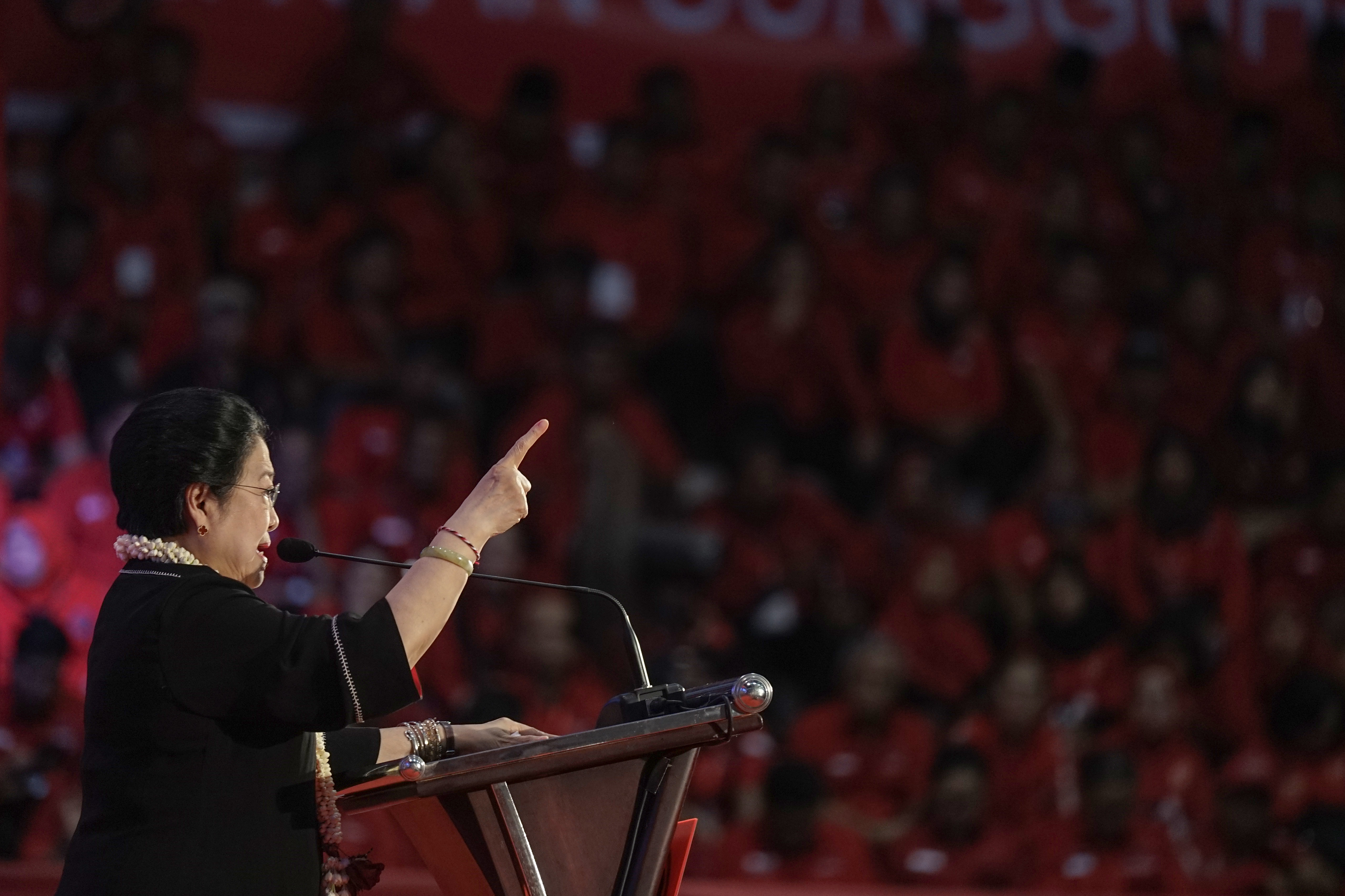 Ketua Umum PDIP Megawati Soekarnoputri memberikan amanat kepada peserta Jambore Kader Komunitas Juang, di GOR Satria Purwokerto, Banyumas, Jateng, Minggu (10/2/2019). Kegiatan Jambore angkatan VII ini diikuti 3.333 peserta dari 34 DPC PDIP se-Jawa Tengah, 