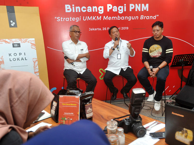 Direktur Utama PT Permodalan Nasional Madani (Persero) (PNM) Arief Mulyadi (kedua kanan), berbicara didampingi Aktivis Brand Lokal Arto Soebiantoro (kanan) dan moderator St Eries Adlin, saat Bincang Pagi PNM dengan tema Strategi UMKM Membangun Brand di Jak
