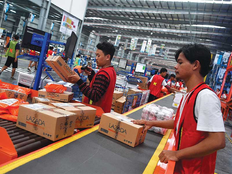 PERTUMBUHAN EKONOMI DIGITAL: Pekerja menyortir barang pesanan konsumen di gudang Lazada, Depok, Jawa Barat, beberapa waktu lalu. Ekonomi digital lndonesia pada tahun ini diproyeksikan mencapai US$27 miliar atau sekitar Rp391 triliun.