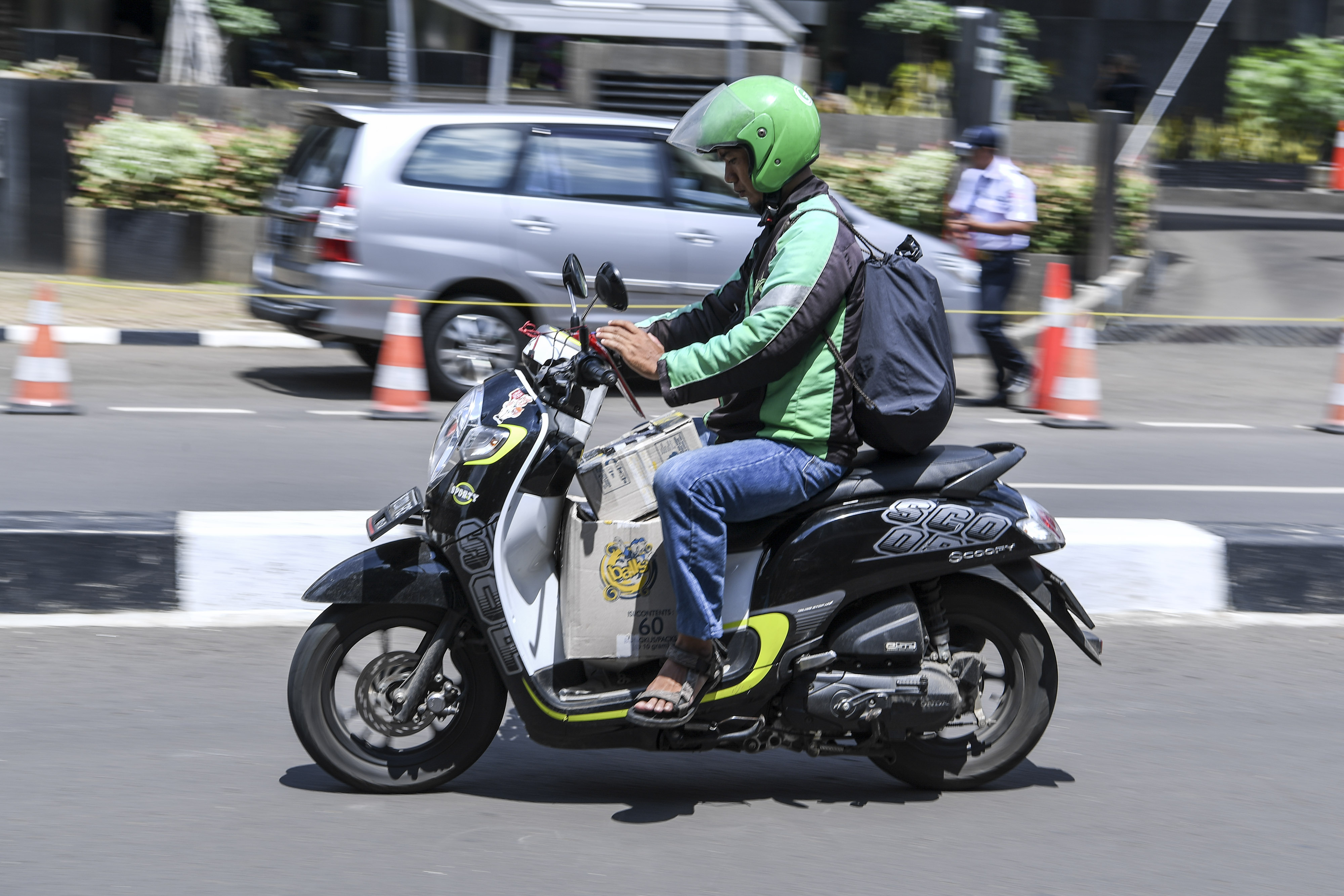 PELARANGAN PENGGUNAAN GPS SAAT BERKENDARA: Pengendara sepeda motor mengamati aplikasi GPS (pelacak jalan) di gawainya saat berkendara di Jalan Rasuna Said, Kuningan, Jakarta, Kamis (7/2/2019). Pihak kepolisian akan melakukan tindakan hukum berupa tilang ke