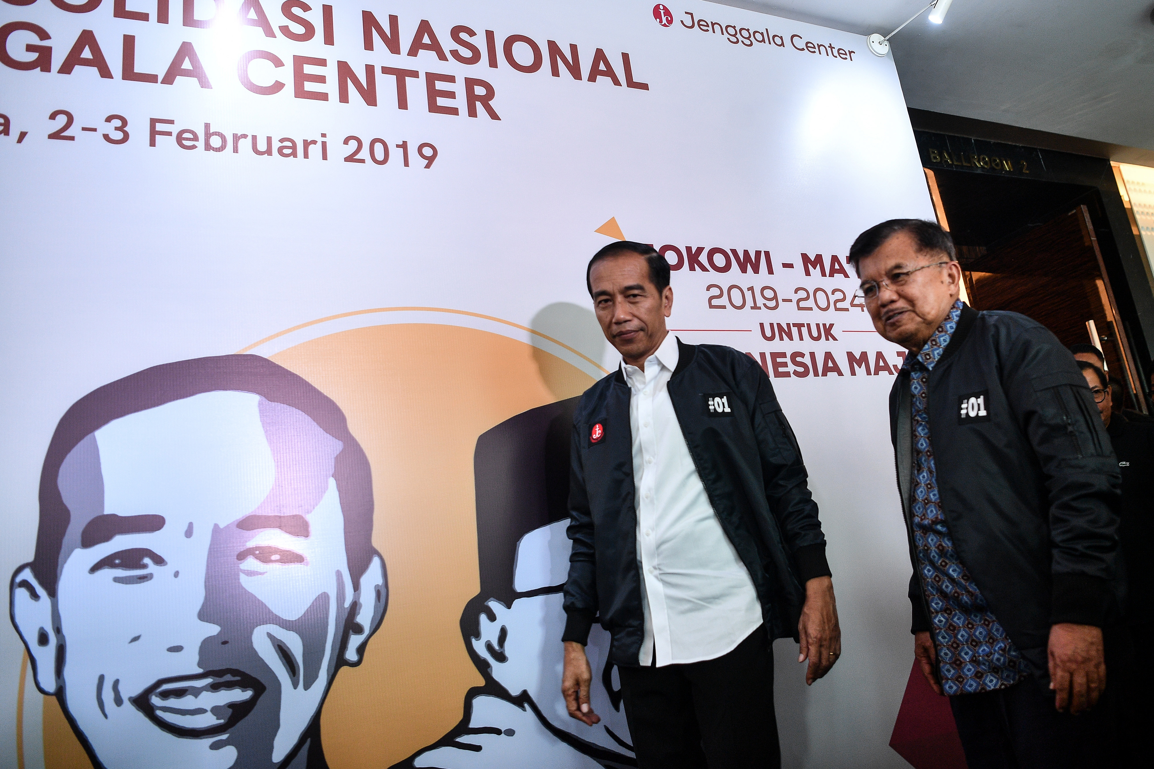: Calon presiden petahana nomor urut 01 Joko Widodo (kiri) bersama Dewan Pengarah Jenggala Center Jusuf Kalla bersiap memberikan keterangan pers seusai menghadiri Rapat Konsolidasi Nasional Jenggala Center di Jakarta, Minggu (3/2).