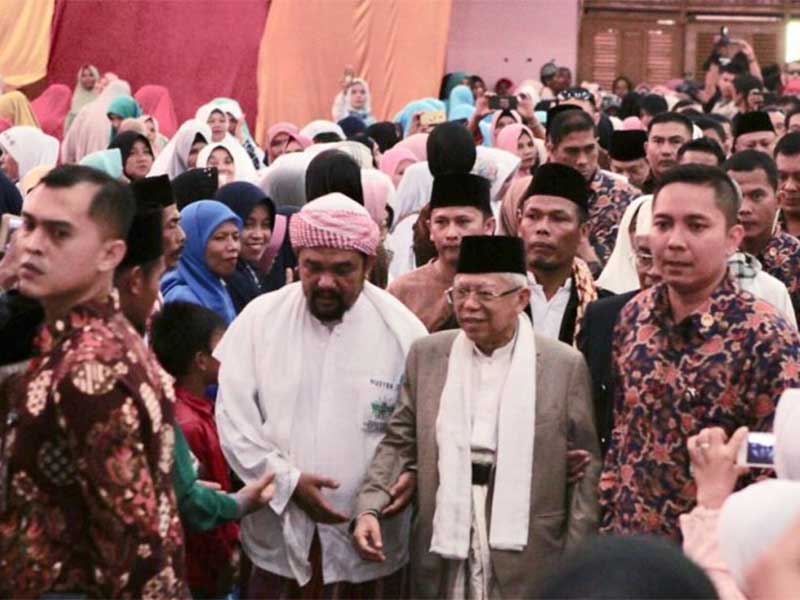 Cawapres nomor urut 01, KH Ma'ruf Amin, dan Ketua Thariqat Naqsaabandiyah Payakumbuh, usai acara Tabligh Akbar, di Kota Payakumbuh, Sumatera Barat, Kamis (7/2/2019) 