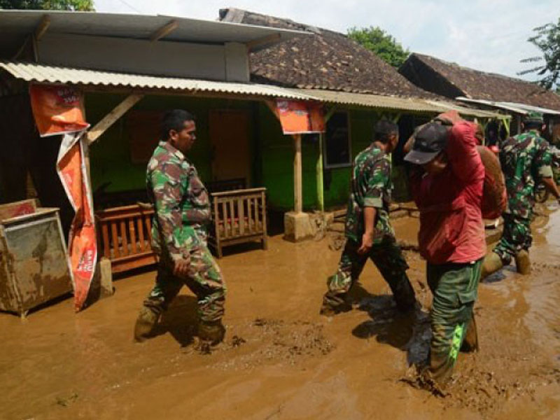 Banjir bandang aliran Sungai Ciamanuk di Kampung Cimacan, Tarogong, Kabupaten Garut, Jawa Barat, Rabu (21/9/2016). Aliran lumpur juga menerjang Jalan Raya Cisurupan sehingga jalur Garut-Cikajang tertutup Sabtu (23/2) malam. 