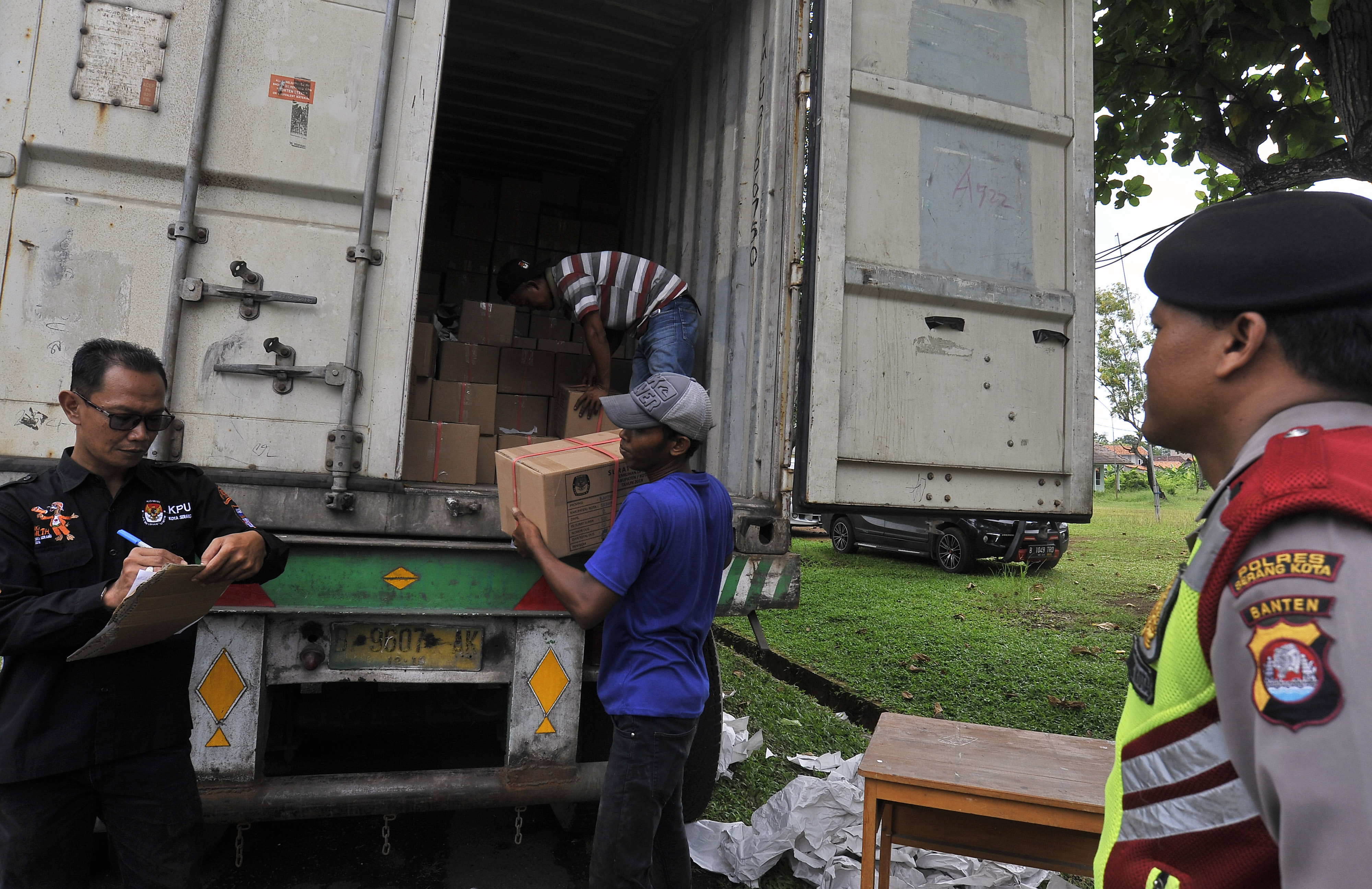 DISTRIBUSI SURAT SUARA: Pekerja menurunkan dus berisi surat suara dari truk yang baru datang dari percetakan di Gudang KPU Kota Serang, Banten