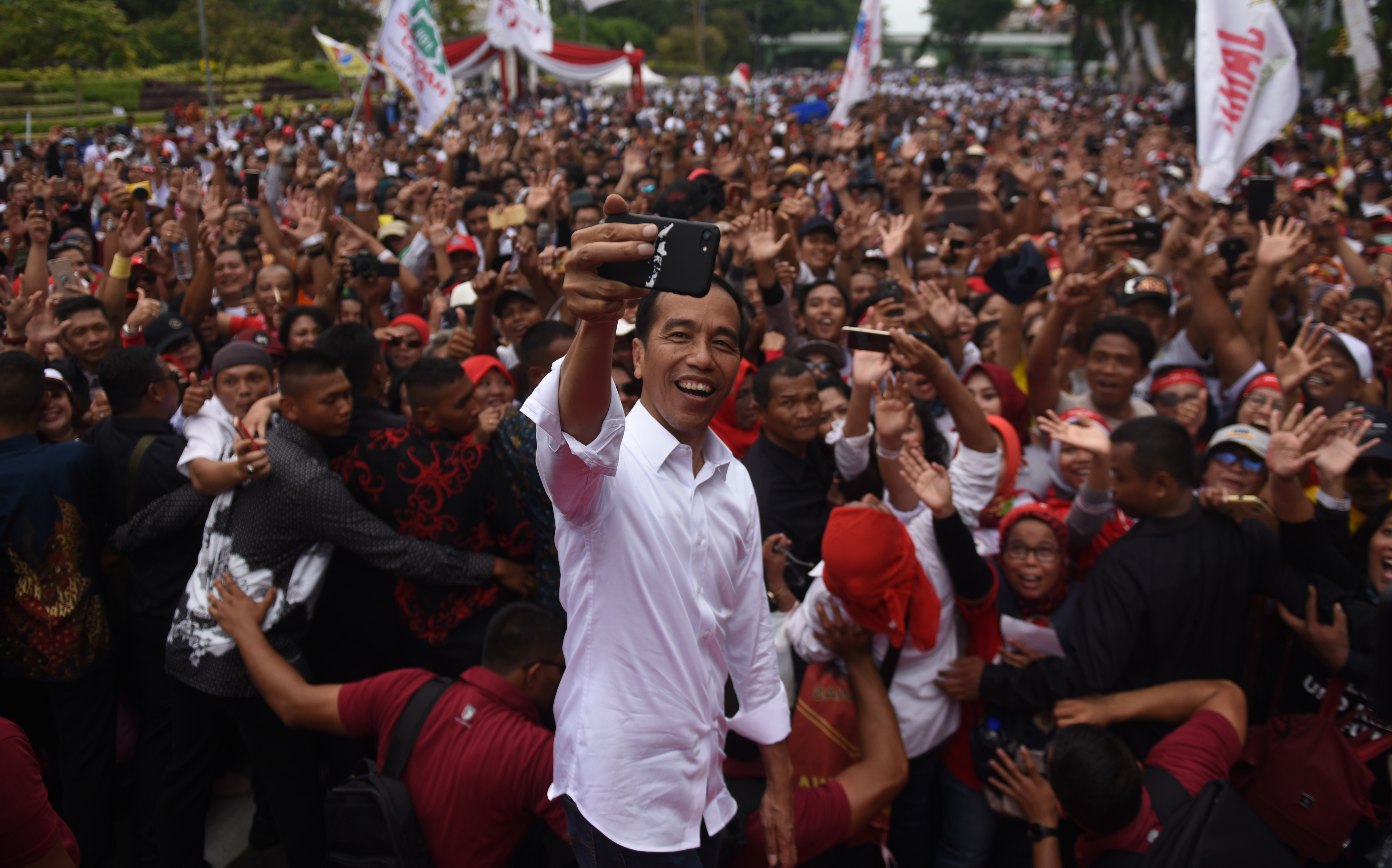 Calon Presiden Joko Widodo (tengah) berswafoto dengan massa Forum Alumni Jawa Timur di Surabaya, Jawa Timur