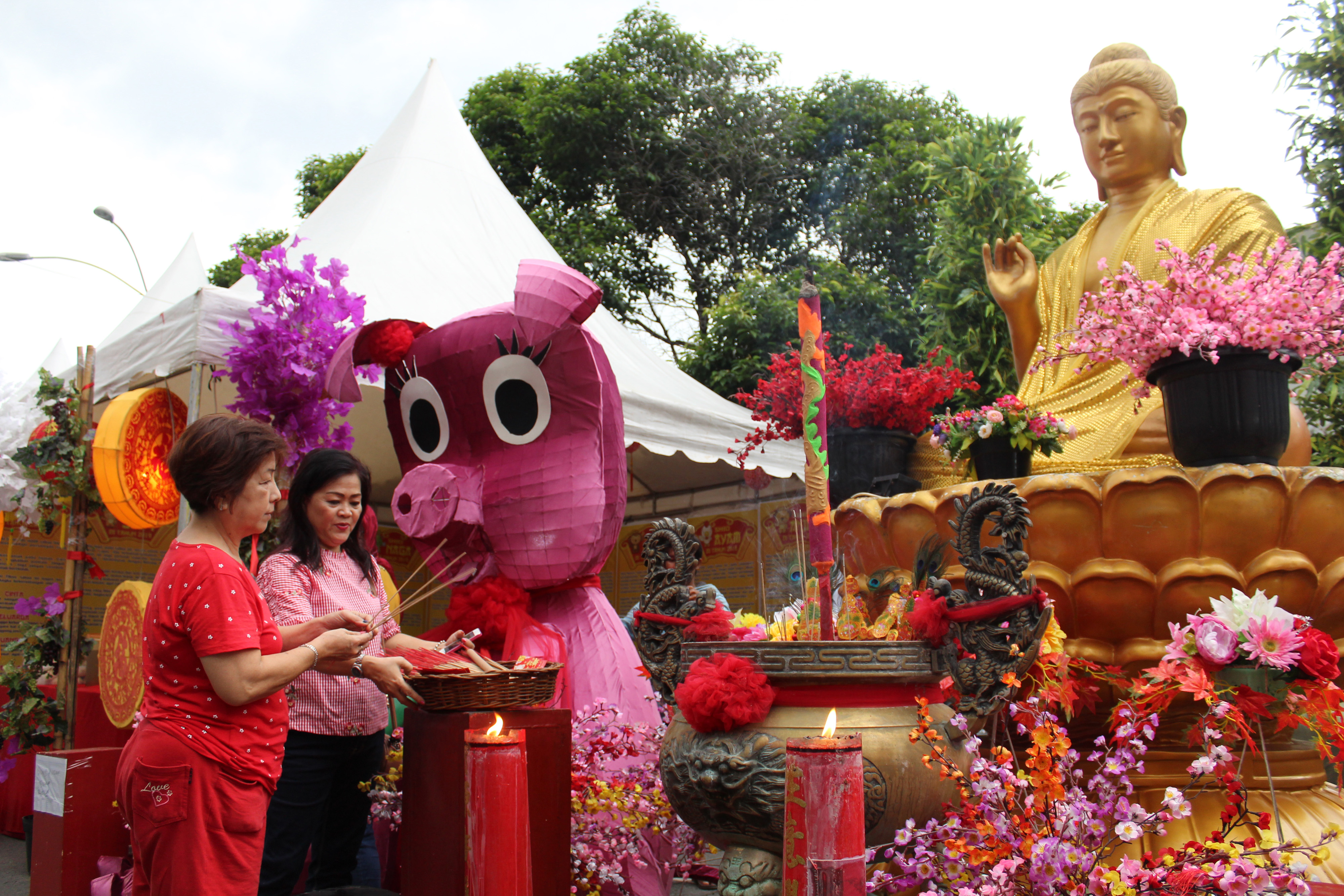  Dua wanita Tionghoa mengunjungi Pekan Festival Cap Go Meh 2570/2019 di Pontianak, Kamis (14/2).