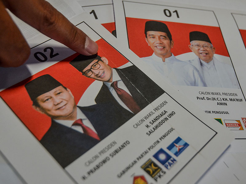 SURAT SUARA PILPRES TIDAK LAYAK PAKAI: Petugas sortir dan lipat surat suara menunjukan surat suara yang terdapat kerutan di surat suara Pilpres, di Gudang Logistik KPU Kota Tasikmalaya, Jawa Barat, Selasa(19/2/2019).