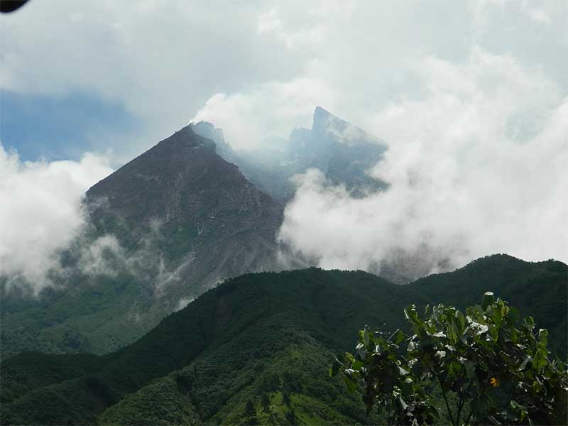 Gunung Merapi kembali meletus, Minggu (20/4).