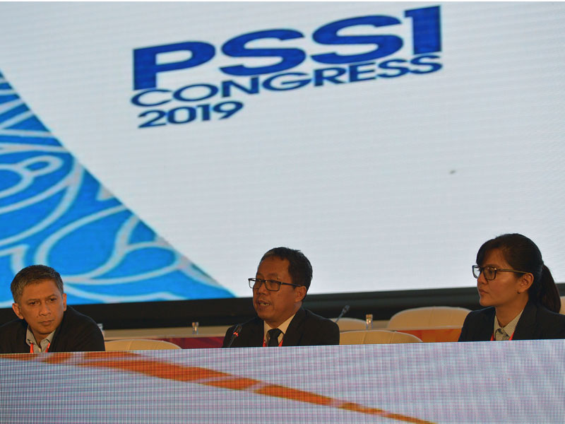 Pelaksana Tugas Ketua Umum PSSI Djoko Driyono (tengah) bersama Wakil Ketua Umum PSSI Iwan Budianto (kiri) dan Sekjen PSSI Ratu Tisha Destria (kanan) menyampaikan keterangan pers sesusai penutupan Kongres PSSI 2019 di Nusa Dua, Bali, Minggu (20/1/2019). Kon