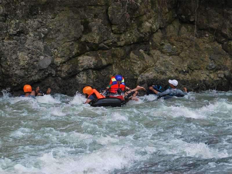 Sejumlah wisata menikmati arung jeram dan river tubing di aliran Sungai Cimadar, Kecamatan Cidaun, Kabupaten Cianjur, Jawa Barat.