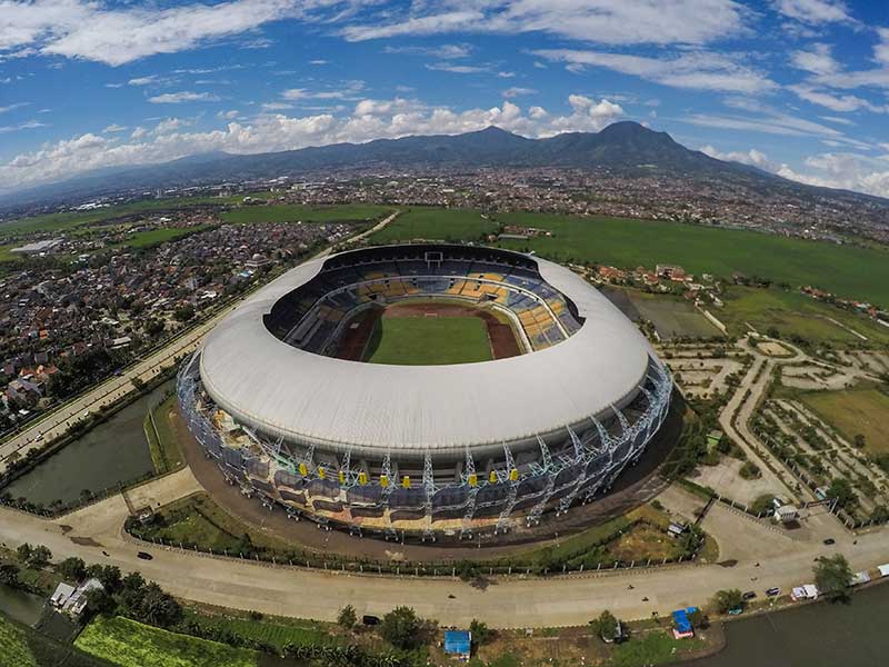 Foto udara Stadion Gelora Bandung Lautan Api (GBLA) di Gedebage, Bandung, Jawa Barat