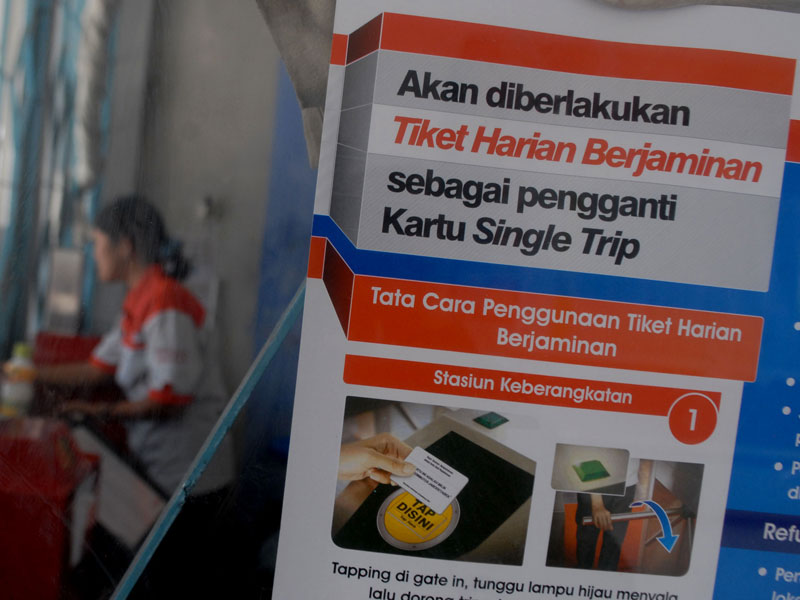  Sebuah pengumuman sosialisasi tiket harian berjamin terpasang di stasiun Tangerang, Banten, Rabu (21/08). PT KAI akan mulai memberlakukan kartu harian berjaminan Rp 5.000 pada hari Kamis (22/8) untuk meminimalisir hilangnya kartu single ataupun multitrip.