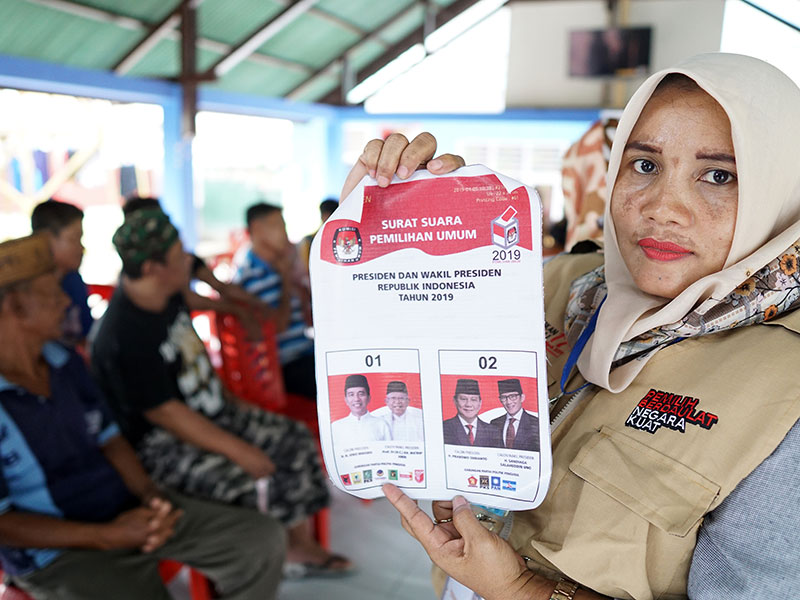  LAYANAN PINDAH LOKASI MEMILIH DI LAPAS: Sejumlah relawan demokrasi melakukan sosialisasi surat suara Pemilu pada warga binaan di Lembaga Pemasyarakatan (Lapas) Klas II A Kota Gorontalo, Gorontalo, Jumat (15/2/2019).