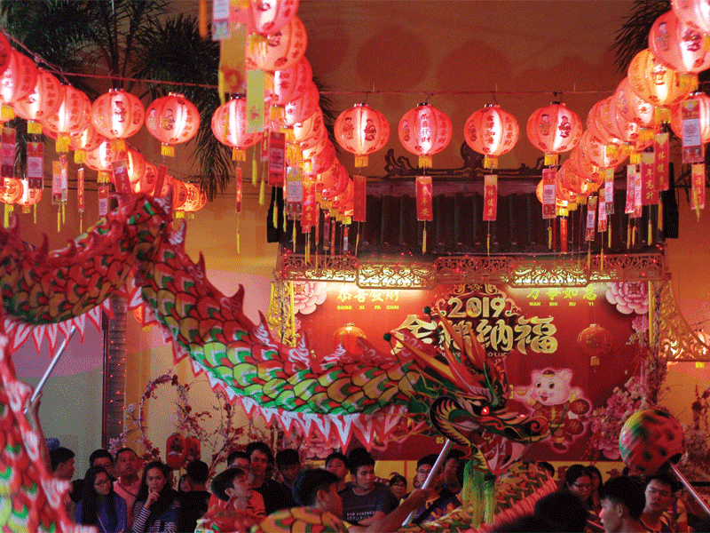 Suasana perayaan Tahun Baru Imlek 2570 di Padang, Sumatra Barat, Senin (4/2).