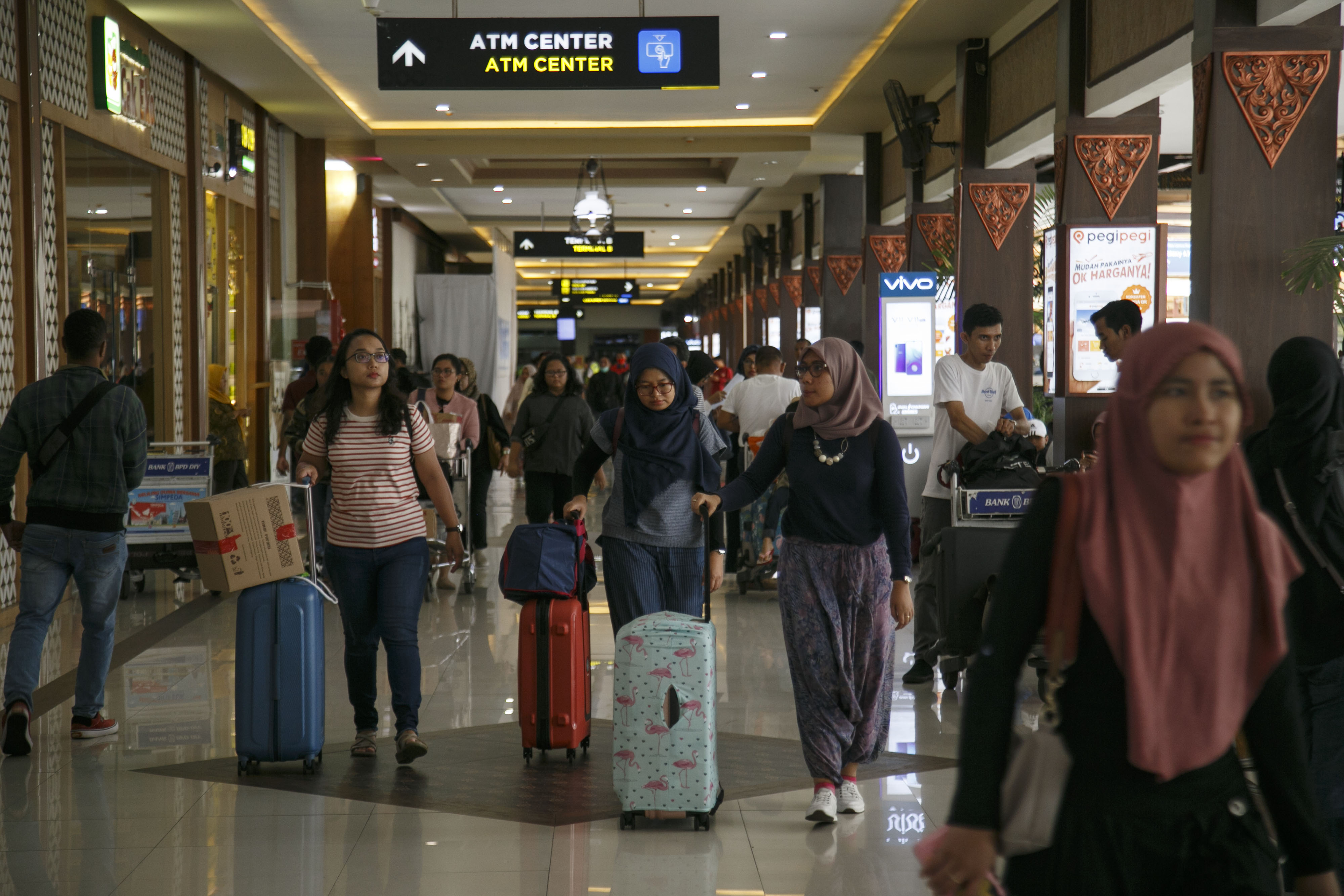 Sejumlah calon penumpang berjalan menuju terminal keberangkatan Bandara Adisutjipto, Sleman, DI Yogyakarta