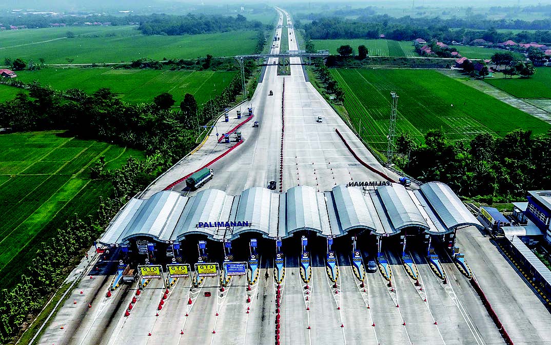 GERBANG PALIMANAN: Suasana gerbang tol Palimanan di Cirebon, Jawa Barat, beberapa waktu lalu. Pengguna Tol Trans-Jawa untuk ruas Cikopo-Palimanan (Cipali) pada Januari lalu naik signifi kan jika dibandingkan dengan bulan yang sama tahun sebelumnya