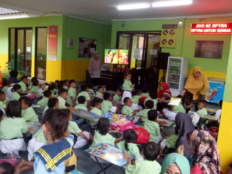 Suasana kegiatan dongeng audio visual yang jadi program unggulan Ruang Publik Terpadu Ramah Anak (RPTRA) Sindang Raya, Koja, Jakarta Utara.