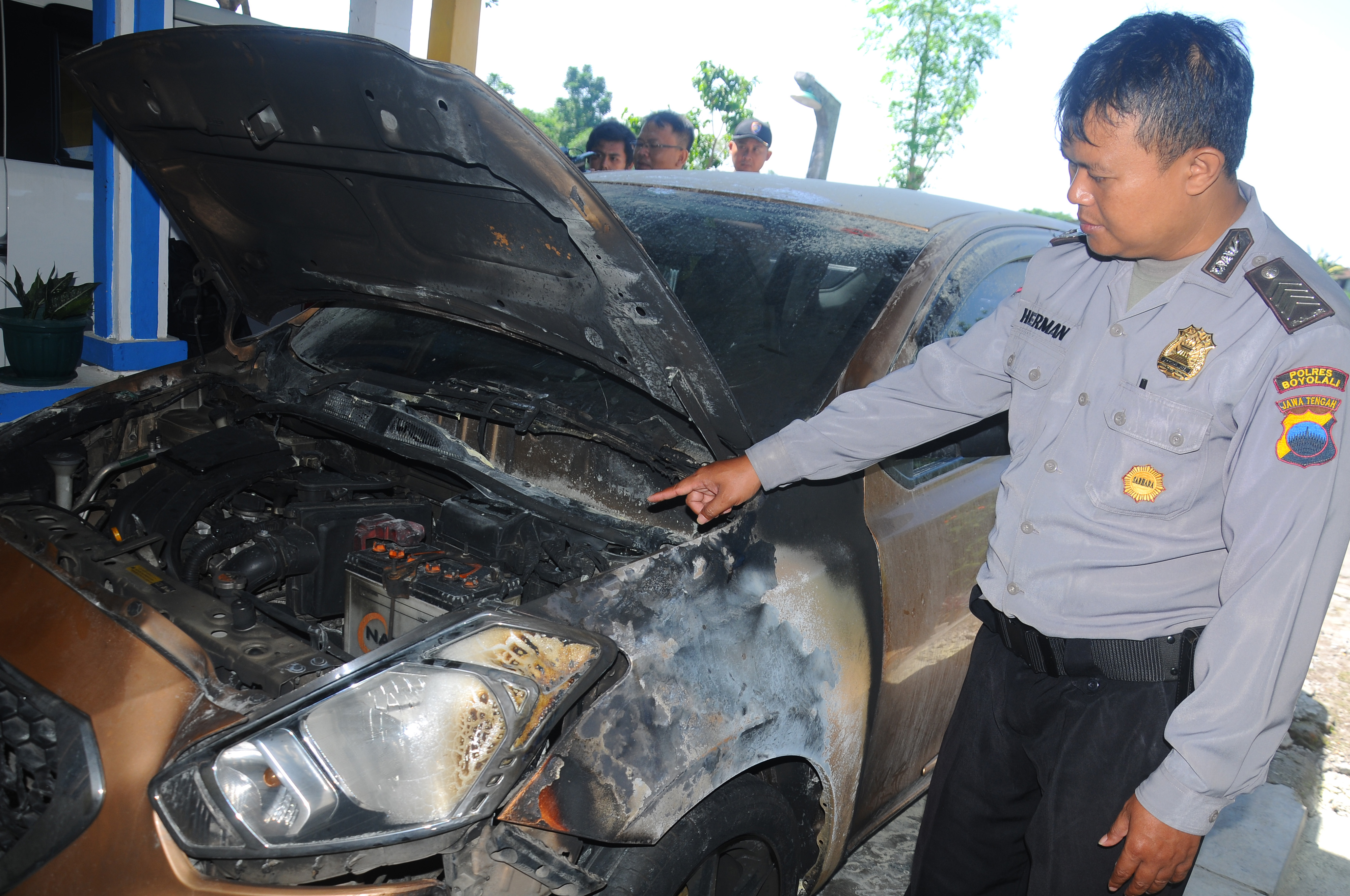  Anggota Polres Boyolali menunjukkan bukti mobil yang dibakar orang tidak dikenal di Teras, Boyolali, Jawa Tengah
