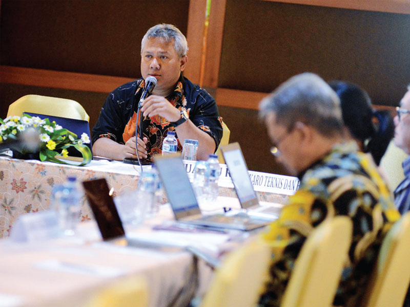 Ketua KPU Arief Budiman memimpin rapat focus group discussion (FGD) membahas materi debat pilpres kedua di Jakarta, kemarin. Rapat pleno yang digelar tertutup tersebut akan membahas materi debat serta merumuskan pertanyaan debat.
