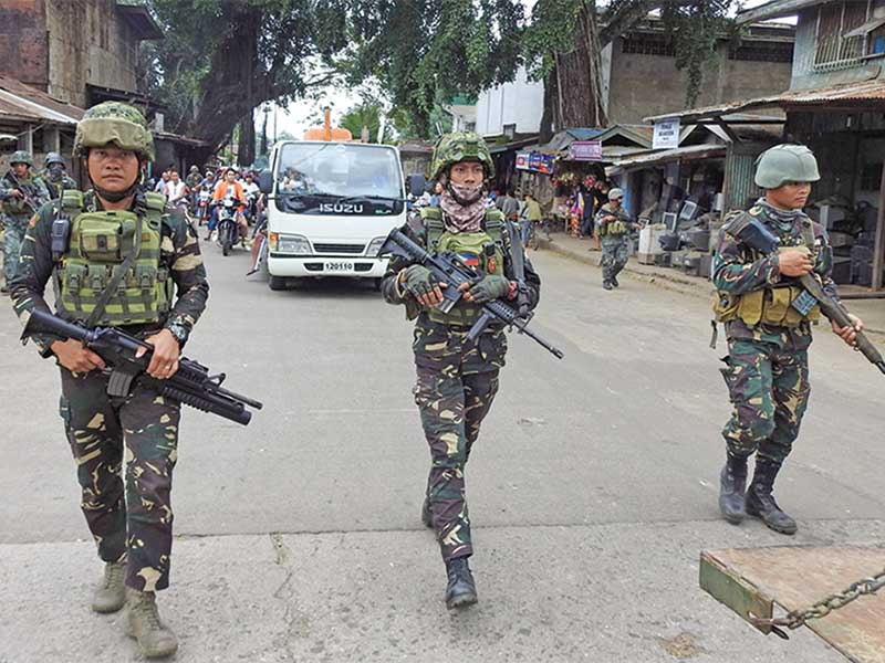 Tentara Filipina mengawal mobil jenazah menuju permakaman korban tewas dalam pengeboman Katedral di Jolo, Filipina, Rabu (30/1/2019).
