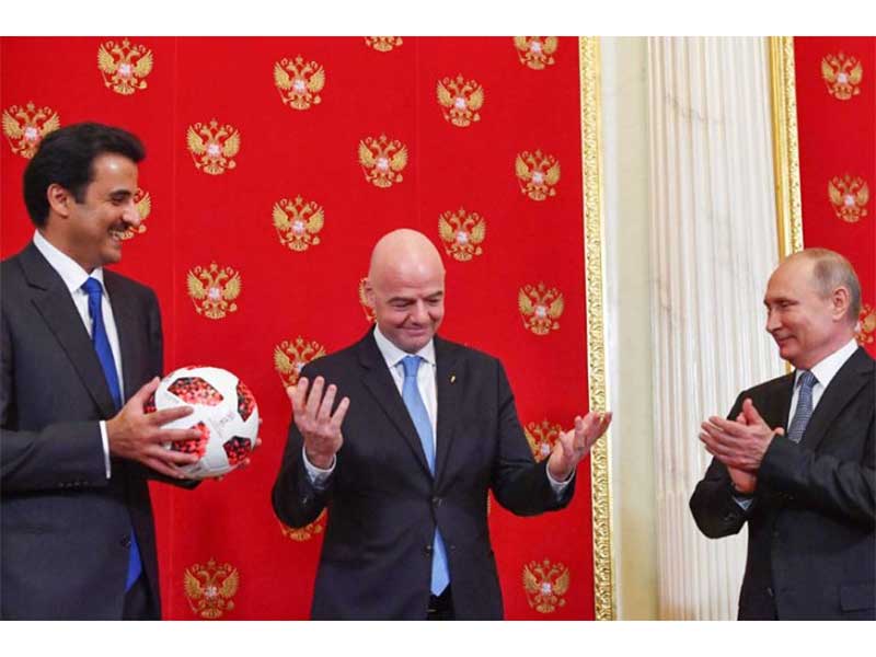 Emir Qatar Syeikh Tamim bin Hamad al-Thani, Presiden FIFA Gianni Infantino dan Presiden Rusia Vladimir Putin menghadiri upacara serah terima untuk Piala Dunia 2022 di Kremlin, Moskow, Rusia, Minggu (15/7/2018).