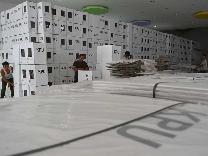 Pekerja merakit kotak suara Pemilu 2019 di gudang Komisi Pemilihan Umum (KPU) Jombang, Jawa Timur, Kamis(21/2/2019). 