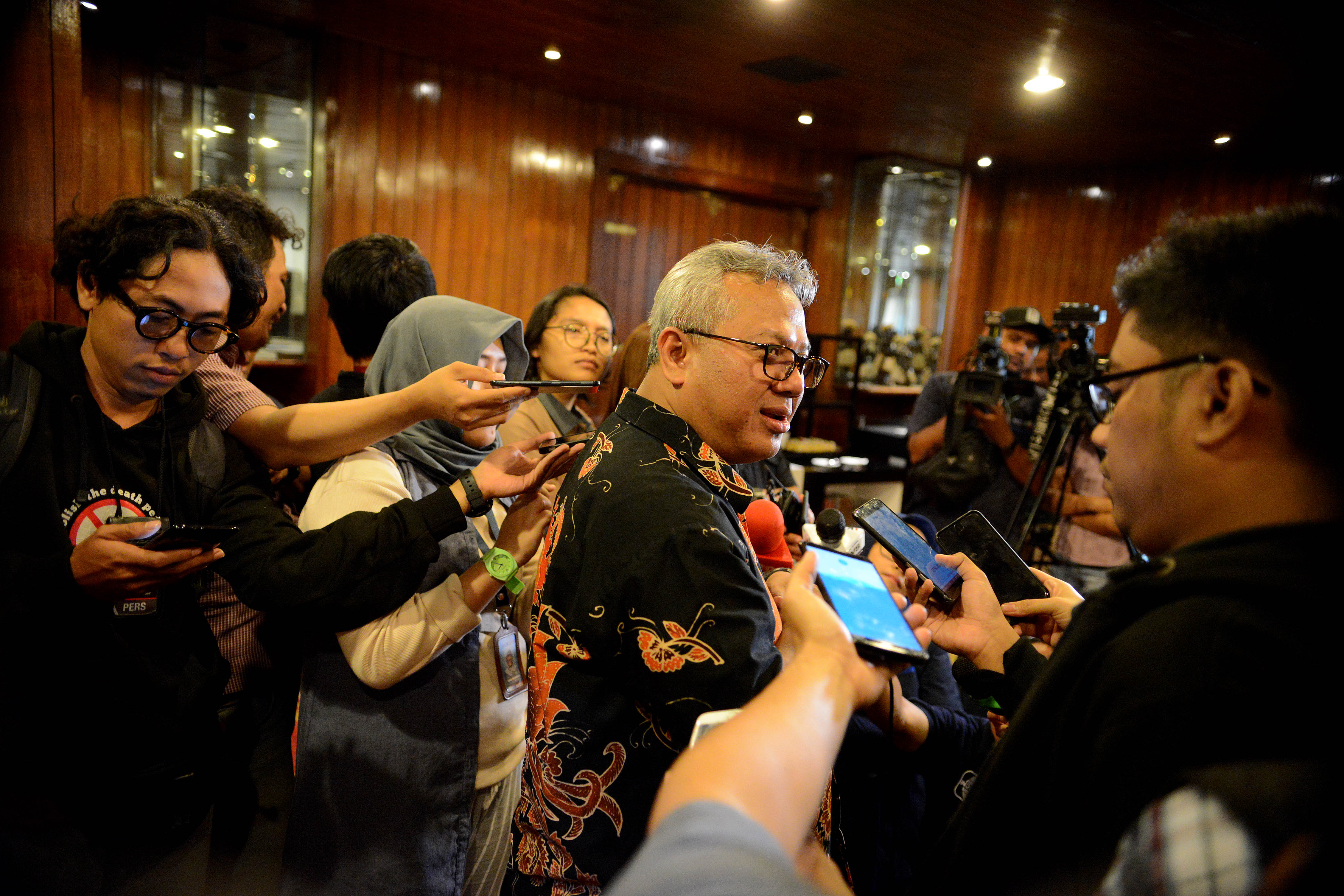 Ketua Komisi Pemilihan Umum (KPU) Arief Budiman (tengah) menjawab pertanyaan wartawan