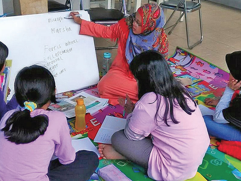 PUSAT LITERASI: Seorang guru mengajar beberapa remaja di Taman Bacaan Masyarakat (TBM) Masjid Fatahillah di Jakarta Timur.