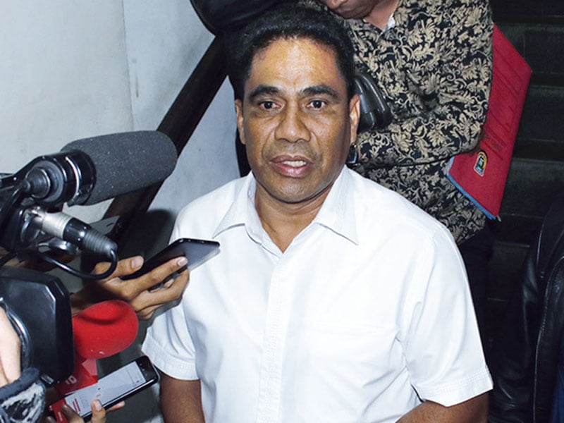 Sekda Pemprov Papua Hery Dosinaen memberikan keterangan kepada wartawan seusai menjalani pemeriksaan terkait dengan penetapan dirinya sebagai tersangka penganiayaan penyidik KPK di Polda Metro Jaya, Jakarta, kemarin. Hery mengaku khilaf ikut memukuli pegaw