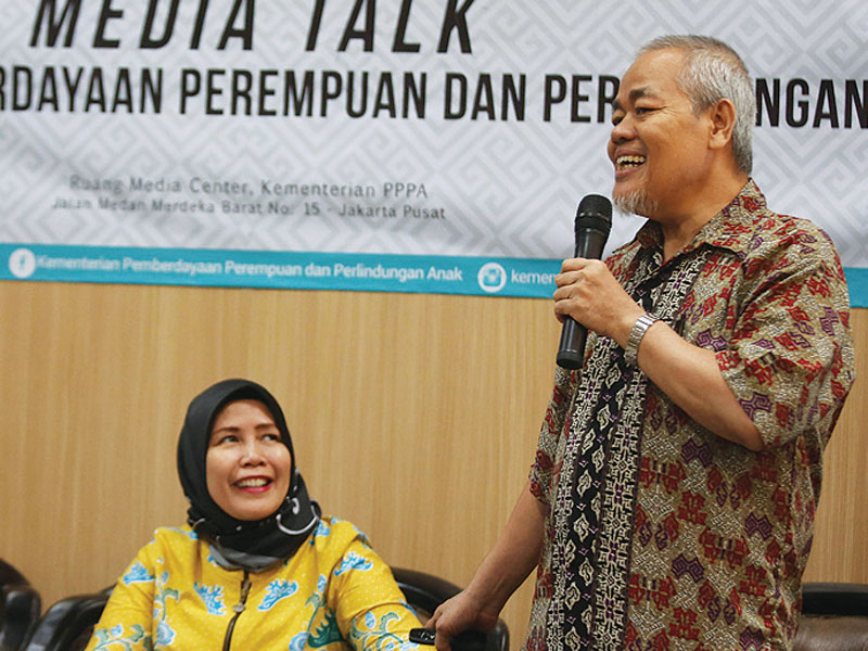 Asisten Deputi Kesetaraan Gender Bidang Politik, Hukum dan Keamanan, Kementerian PPPA Ahmad Darsono (kanan) bersama caleg Partai Golkar Ratu Dian Hanifah (tengah) dan caleg Partai Gerindra Rahayu Saraswati menjadi pembicara dalam diskusi di Ruang Media Cen