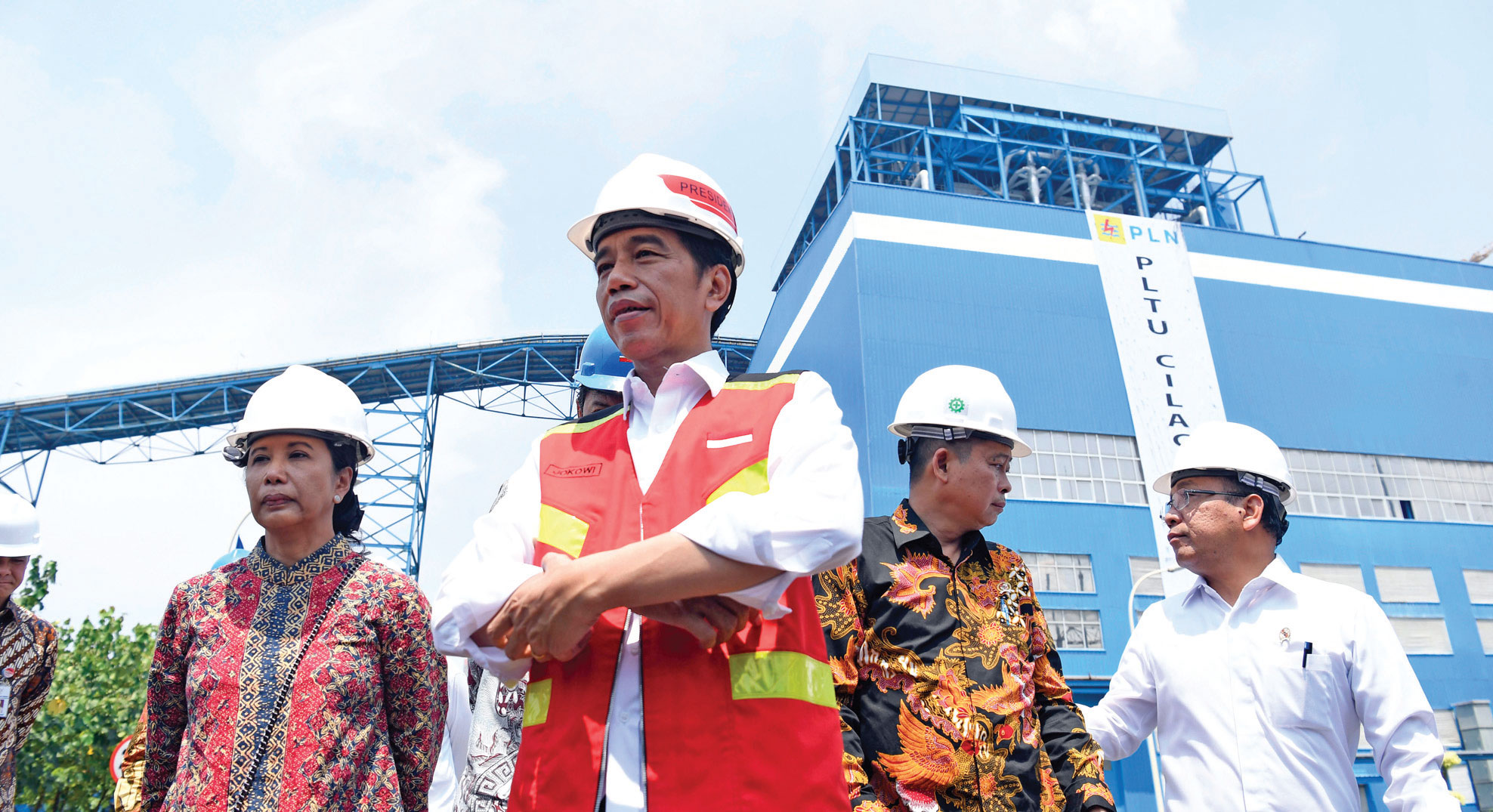 Presiden Joko Widodo bersama (dari kiri) Menteri BUMN Rini Soemarno, Menteri ESDM Ignasius Jonan, dan Mensesneg Pratikno meninjau PLTU Cilacap Ekspansi 1x660 Mw di Karangkandri, Cilacap, Jawa Tengah, kemarin. PT PLN (persero) melalui PT Sumber Segara Prima