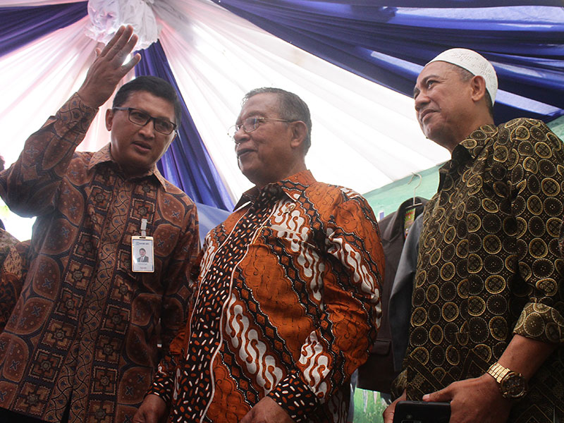 Menteri Koordinator Perekonomian Darmin Nasution (tengah) didampingi Direktur Mikro dan Kecil Bank BRI Priyastomo (kiri) berdialog dengan seorang peternak saat Penyaluran Kredit Usaha Rakyat (KUR) Peternakan Rakyat di Lapangan Pandesari, Pujon, Malang, Jaw