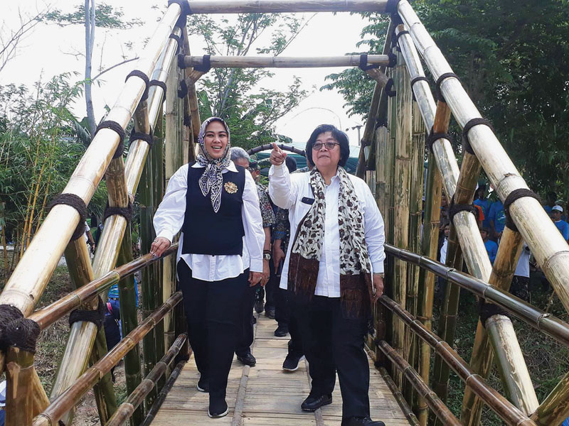 Menteri Lingkungan Hidup dan Kehutanan Siti Nurbaya (kanan) didampingi Bupati Karawang Cellica Nurrachadiana meresmikan IPAL Wetland-Biocord sekaligus pencanangan pengembangan Ekoriparian Citarum Karawang di Telukjambe, Desa Sukaluyu, Kabupaten Karawang, J