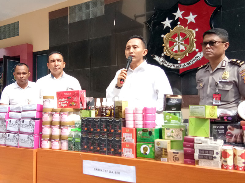  Foto MT, Polda Sulteng Sita Kosmetik Ilegal: Judul : Media Sosial Menjadi Pasar Terbuka Sub Judul : Berbagai produk kosmetik dan obat-obat tanpa izin dijual bebas, masyarakat memburu dengan iming-iming murah