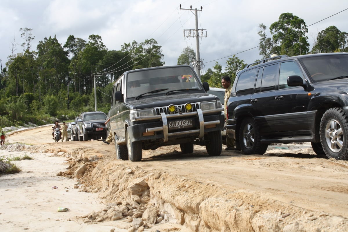 JALAN NEGARA RUSAK: Sejumlah kendaraan roda empat melintasi jalan negara Trans Kalimantan menghubungkan Palangkaraya-Kuala Kurun, Kabupaten Gunung Mas, Kalimantan Tengah beberapa waktu lalu. Dari data Dinas pekerjaan Umum (PU) Kalteng dari total 1.714,83 k