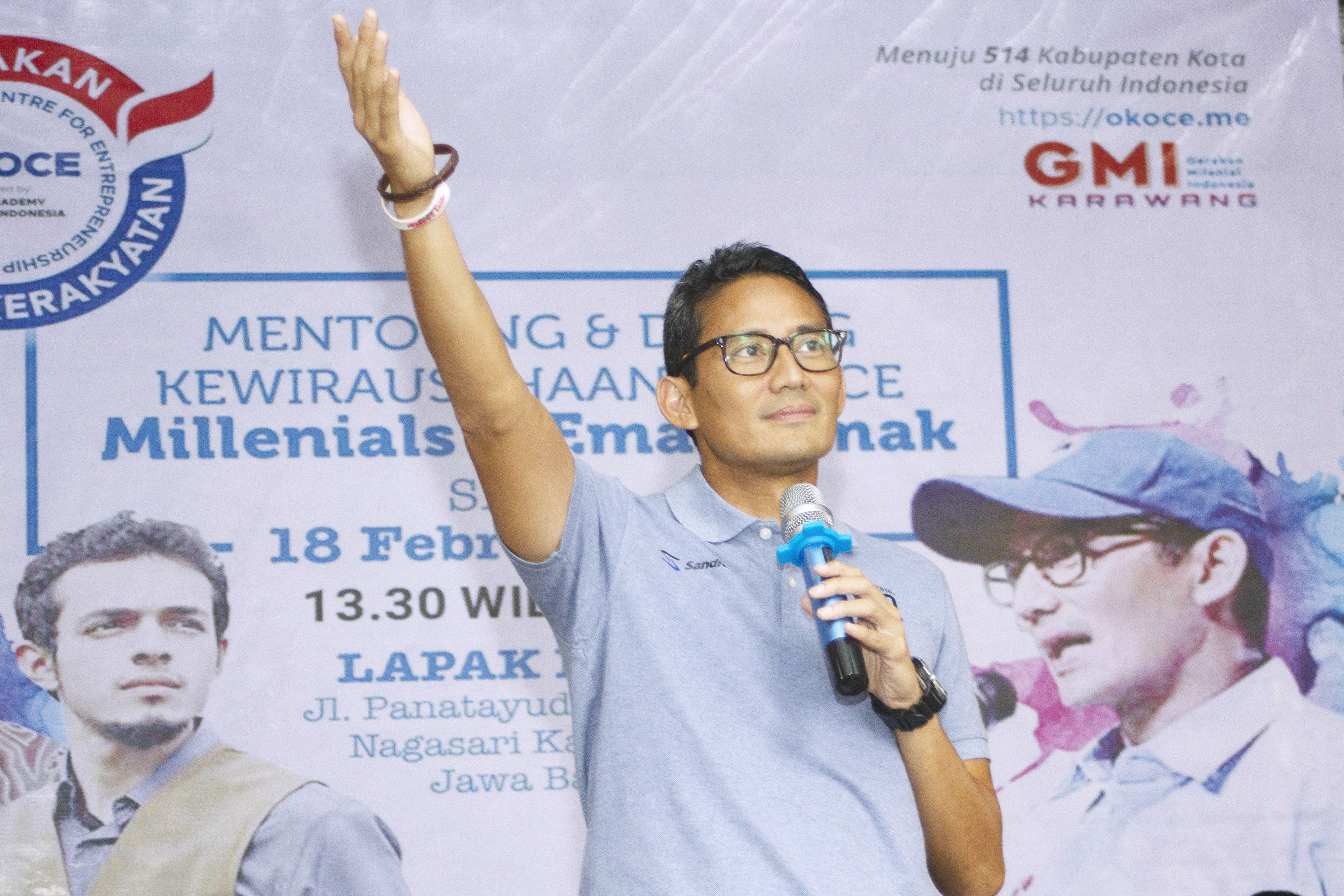 Calon Wakil Presiden Nomor urut 02 Sandiaga Uno memberi sambutan saat Dialog Kewirausahaan OK OCE di Lapak Ngopi, Karawang, Jawa Barat