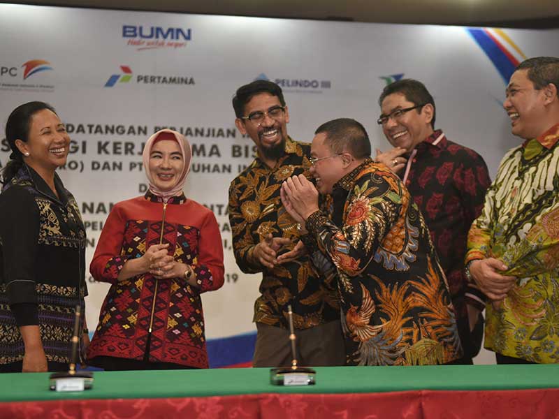  Menteri BUMN Rini Soemarno (kiri) berbincang dengan Dirut Pertamina Nicke Widyawati (kedua kiri), Dirut Pelindo IV Farid Padang (ketiga kiri), Dirut Pelindo II Elvyn G Masassya (kedua kanan), Dirut Pelindo I Bambang Eka Cahyana (ketiga kanan) dan Dirut Pe