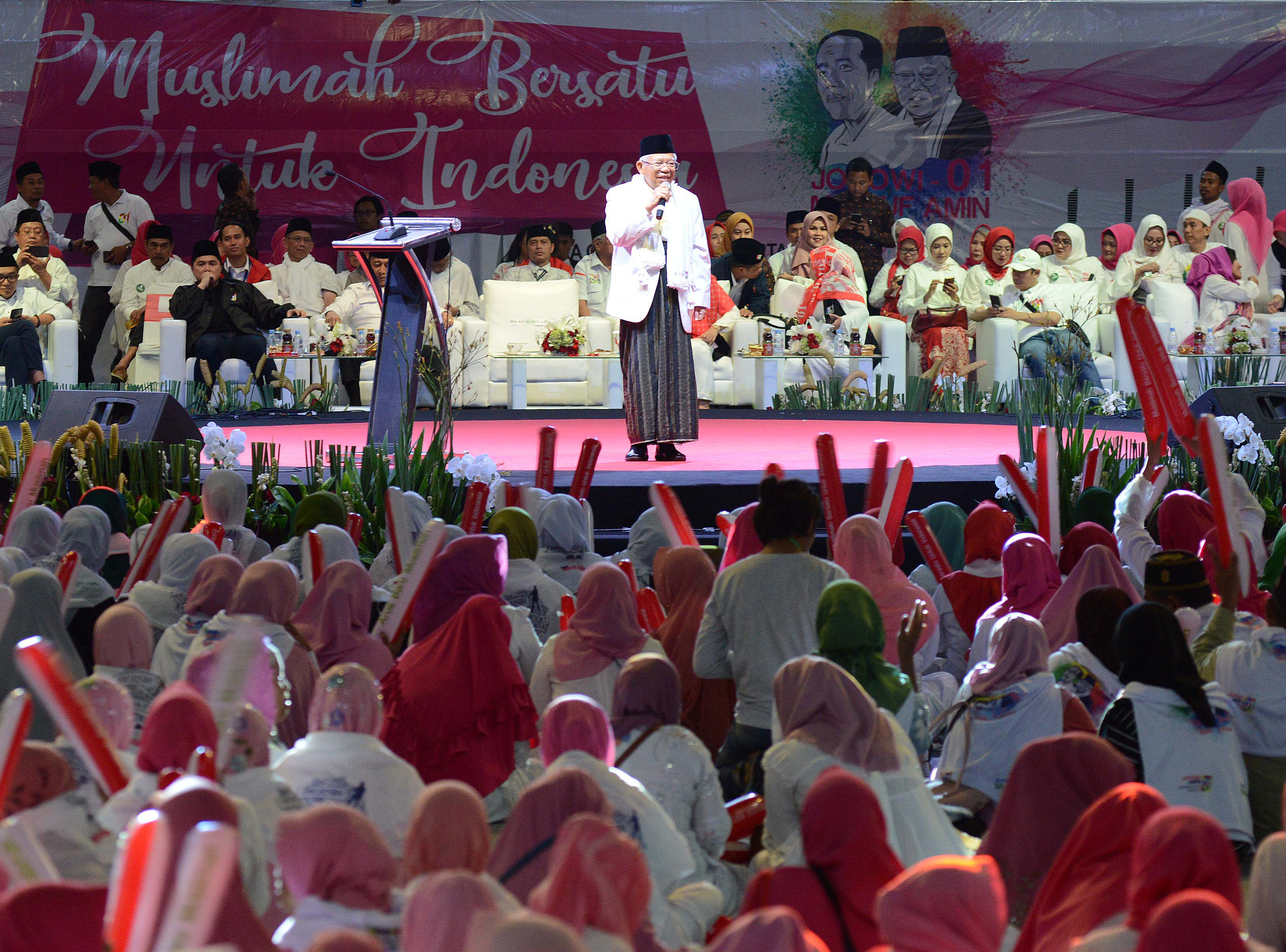 MUSLIMAH BERSATU UNTUK INDONESIA: Calon Wakil Presiden Maruf Amin menyampaikan pudatonya dalam deklarasi dukungan Arus Baru Muslimah di Istora Senayan, Jakarta, Minggu (24/2). Sebanyak 15 ribu Muslimah Indonesia berikrar untuk memenangkan pasangan Calon Pr