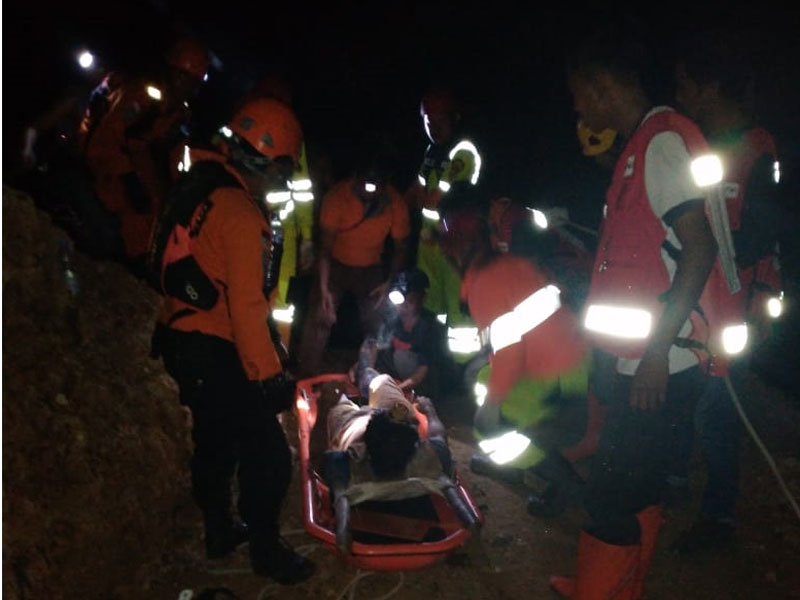Tim SAR gabungan mengevakuasi salah satu korban longsor di tambang emang di Desa Bakan, Kecamatan Lolayan, Bolmong, Sulawesi Utara.